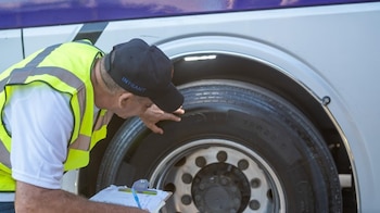 El INTRANT inspeccionó 6,599 unidades de transporte público, incluyendo neumáticos en mal estado y luces dañadas. (Cortesía: Instituto Nacional de Tránsito y Transporte Terrestre)