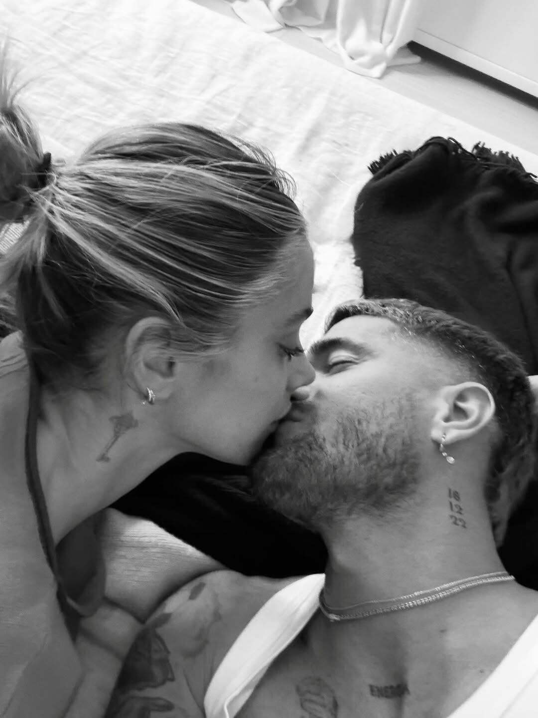 Rodrigo de Paul y Tini Stoessel comparten un íntimo beso, reafirmando su amor en esta tierna imagen en blanco y negro.