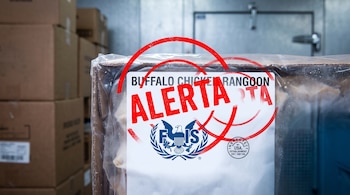 Etiqueta de producto congelado con un sello rojo de ALERTA y el logotipo del FSIS frente a cajas de cartón.