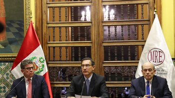 El presidente Martín Vizcarra, flanqueado