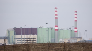 El descenso del agua del Danubio obliga a la central nuclear húngara de Paks a suspender operaciones