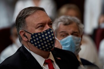 En la imagen el secretario