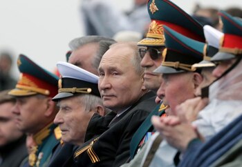 El presidente ruso, Vladímir Putin, asiste a un desfile militar en el Día de la Victoria, que marca el 76º aniversario de la victoria sobre la Alemania nazi en la Segunda Guerra Mundial, en la Plaza Roja en el centro de Moscú, Rusia. 9 de mayo de 2021. Sputnik/Mikhail Metzel/Pool vía REUTERS ATENCIÓN EDITORES - ESTA IMAGEN FUE PROPORCIONADA POR UN TERCERO.