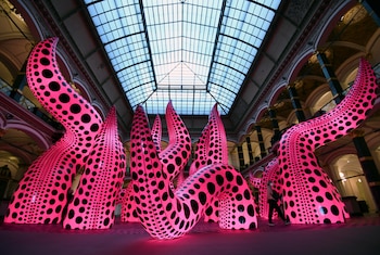 Varias personas visitan la exposición «Una retrospectiva», de la artista japonesa Yayoi Kusama, en el museo Gropius Bau, mientras continúan relajándose las restricciones por la enfermedad del coronavirus (COVID-19) en Berlín, Alemania, el 19 de mayo de 2021 (REUTERS/Annegret Hilse)
