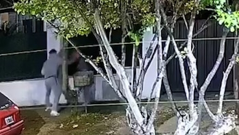 Salvaje ataque en Beccar: fue a buscar a su pareja a la puerta de su casa, la golpeó con un casco y terminó detenido