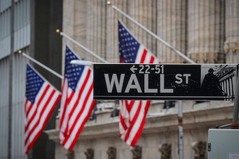 Wall Street operó en signo