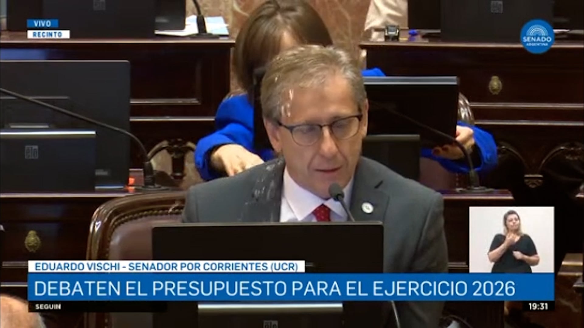 La copa de agua volcada accidentalmente sobre el senador Vischi generó un momento de gracia durante la sesión especial