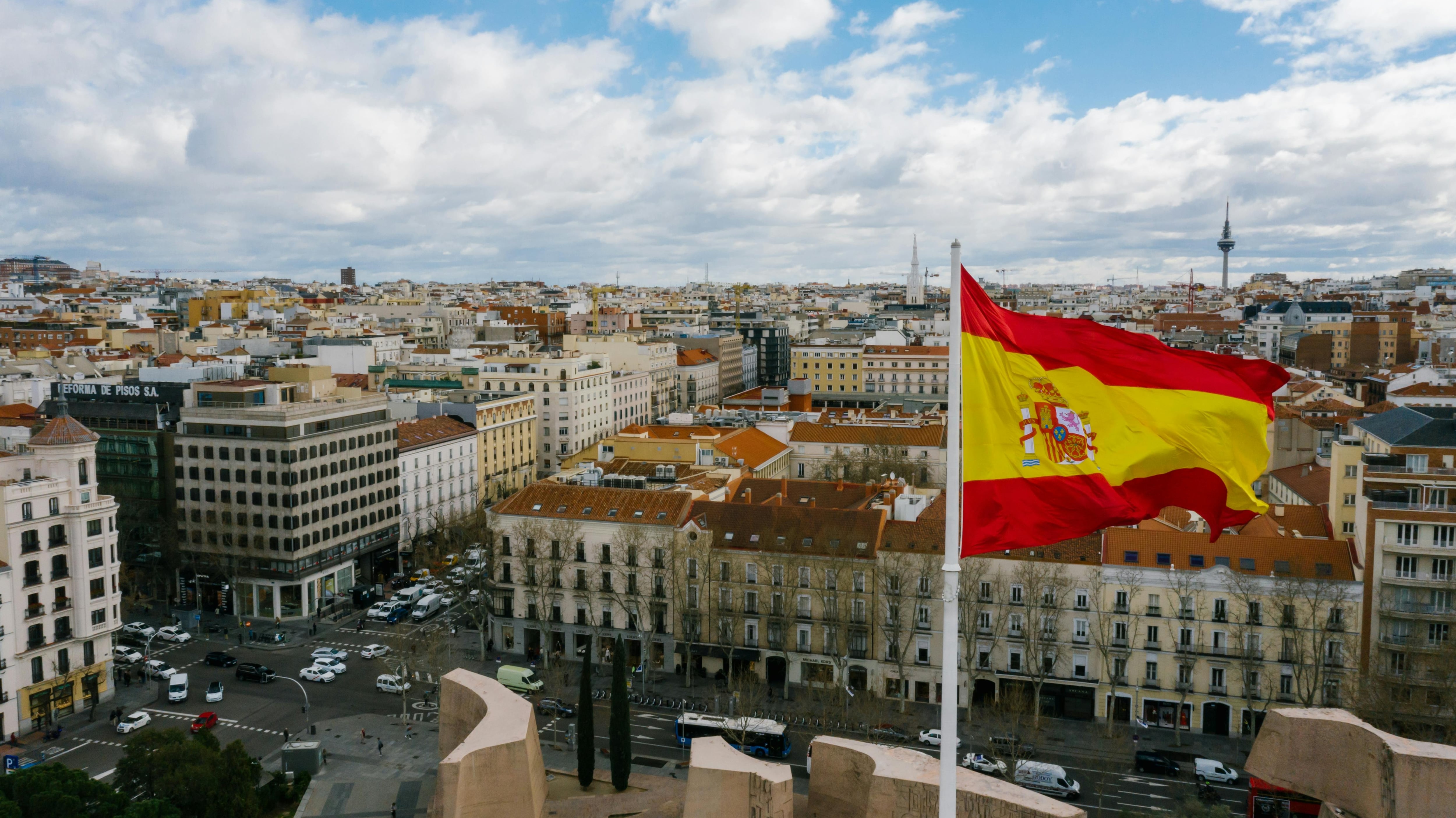 Imagen de archivo de una bandera española en Madrid. (Pexels)