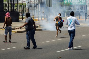 Personas protestan en Bolivia