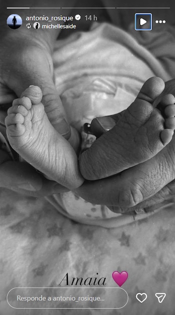 Imagen en blanco y negro de las manos de un adulto sosteniendo los pequeños pies de un bebé recién nacido. Se aprecian los detalles de la piel del bebé