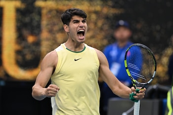 El tenista español Carlos Alcaraz, tras imponerse en su partido ATP número 200 al italiano Lorenzo Sonego, en el Abierto de Australia. EFE/ James Ross PROHIBIDO SU USO EN AUSTRALIA Y NUEVA ZELANDA