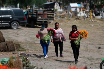 La señora Constantina Martínez limpia