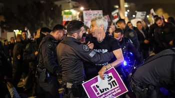 Enfrentamientos entre policías y manifestantes en una nueva jornada de protestas contra la guerra en Israel
