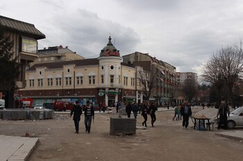 Una calle en Mitrovica Sur.