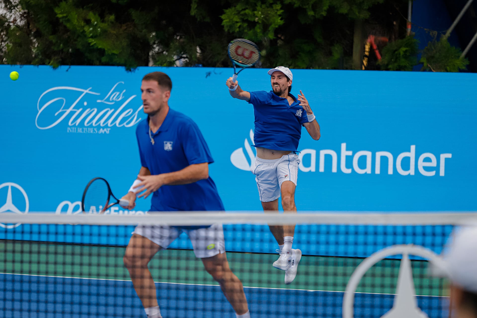 El Bombardero Gómez en la red. De fondo, golpea Andrés Molteni (Crédito: Prensa AAT)