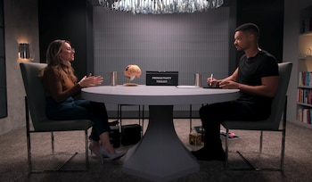 Sahar Yousef sostiene un modelo anatómico de cerebro frente a una mesa con anteojos y una caja rotulada como Productivity Toolkit