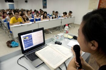 Unos estudiantes reciben clases en