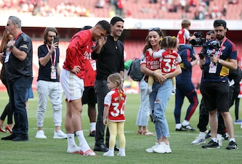 Granit Xhaka acompañado por su familia y el entrenador Mikel Arteta en el campo tras un partido del Arsenal (Créditos: Reuters/David Klein)