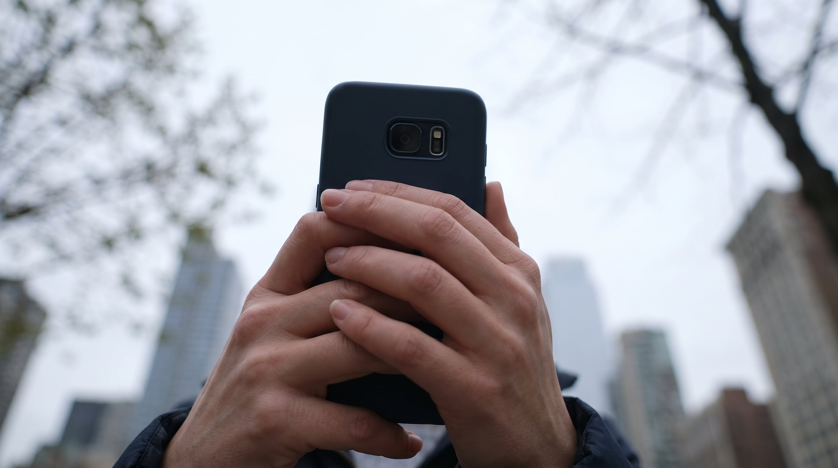 La postura de sostener el celular con ambas manos y ambos pulgares se asoció con molestias en el meñique, el anular, el pulgar y la muñeca (Imagen Ilustrativa Infobae)