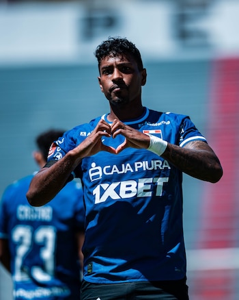 Miguel Araujo celebrando su gol ante Moquegua.