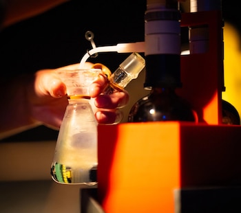 Científicos procesan muestras de agua