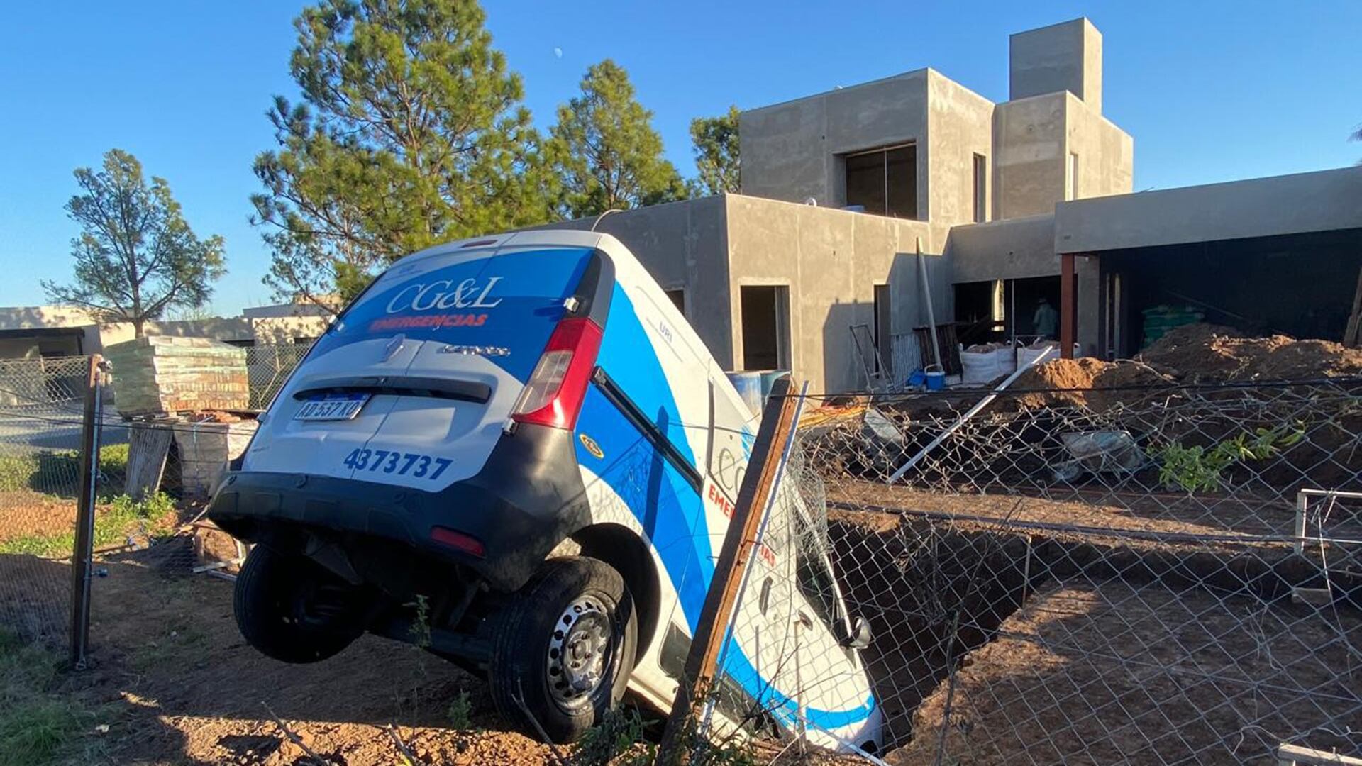 Persecución y choque en Rosario: así quedó la ambulancia que robaron los detenidos