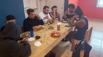 Un grupo de migrantes almorzando