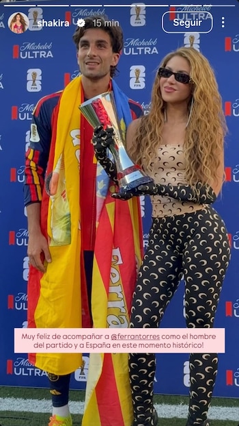 La artista compartió uno de los momentos más importantes del torneo, pues fue la encargada de entregar el trofeo al autor del gol de la victoria - crédito Shakira / Instagram