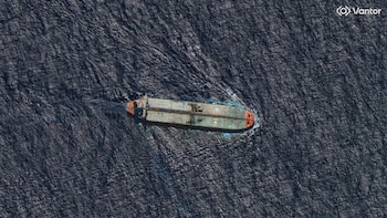 Buques petroleros sancionados se alejan