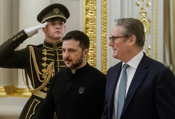 El Primer Ministro británico, Keir Starmer, y el Presidente ucraniano, Volodimir Zelensky, se reúnen en el palacio presidencial (REUTERS/Gleb Garanich)