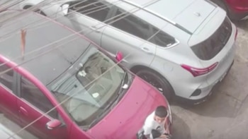 Agentes policiales atraparon a un grupo acusado de crear identidades ficticias en una aplicación de citas para emboscar a personas y despojarlas de sus pertenencias en un edificio monitoreado por los implicados