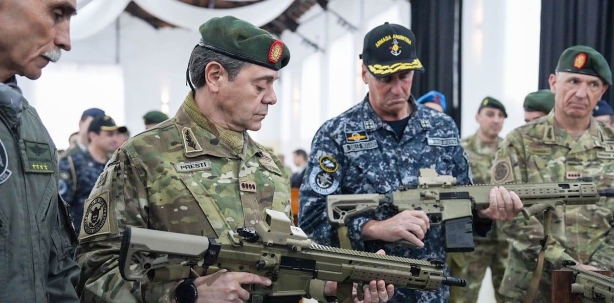 El ministro Carlos Presti (izquierda), examina los nuevos fusiles de asalto israelíes que adquirió la Fuerza (Ministerio de Defensa)