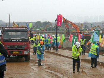 Los trabajadores abren el camino en el sitio de construcción donde se está construyendo el nuevo hospital para tratar a los pacientes de un nuevo coronavirus después del brote y el cierre de la ciudad, en las afueras de Wuhan, China, el 24 de enero de 2020. (Fotografía en video vía REUTERS)