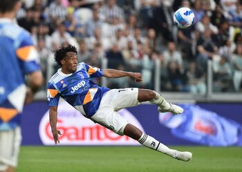 Juan Cuadrado compite con Benzema,