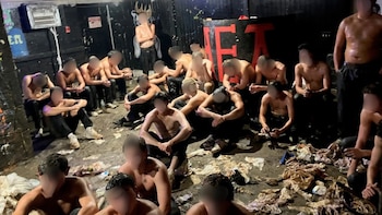 Encuentran a 30 jóvenes semidesnudos y cubiertos de comida en una fraternidad de Wisconsin