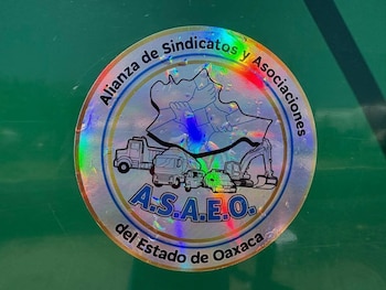 Calcomanía de la ASAEO. Crédito: Facebook - Códices Oaxaca