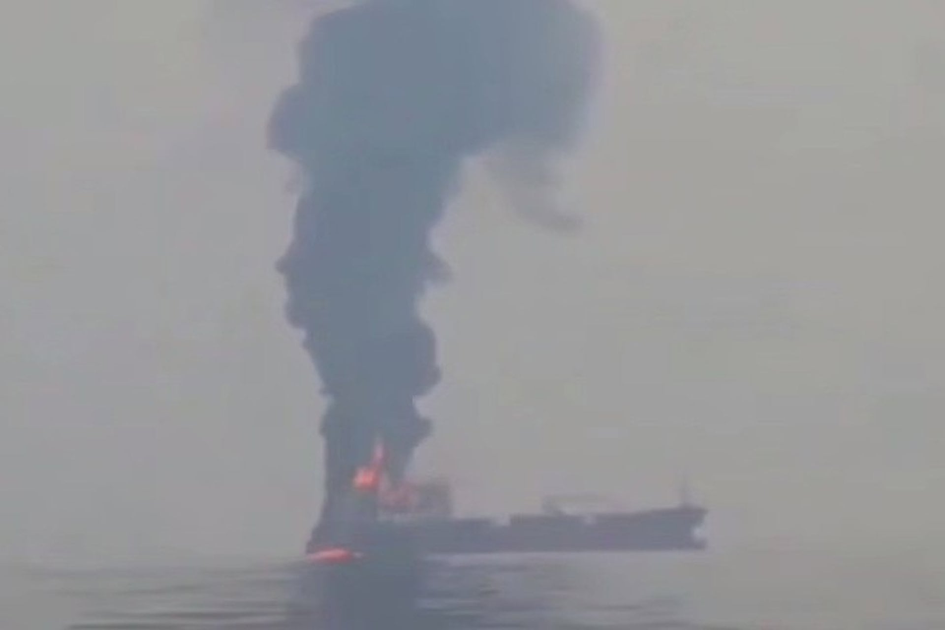 18/10/2026 Incendio provocado en un petrolero tras impactar con una mina en el estrecho de Ormuz.Las autoridades iraníes han informado este domingo de un nuevo impacto de un petrolero contra una mina cuando intentaba cruzar el estrecho de Ormuz sin la autorización de Teherán.POLITICA ASIA IRÁNGUARDIA REVOLUCIONARIA DE IRÁN