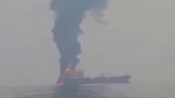 Irán informa de una nueva explosión en un petrolero incendiados tras el impacto con una mina en Ormuz