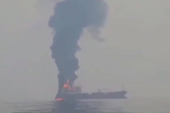 18/10/2026 Incendio provocado en un petrolero tras impactar con una mina en el estrecho de Ormuz.
Las autoridades iraníes han informado este domingo de un nuevo impacto de un petrolero contra una mina cuando intentaba cruzar el estrecho de Ormuz sin la autorización de Teherán.
POLITICA ASIA IRÁN
GUARDIA REVOLUCIONARIA DE IRÁN