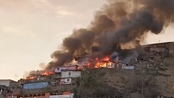 Incendio en Independencia consume al menos siete viviendas.