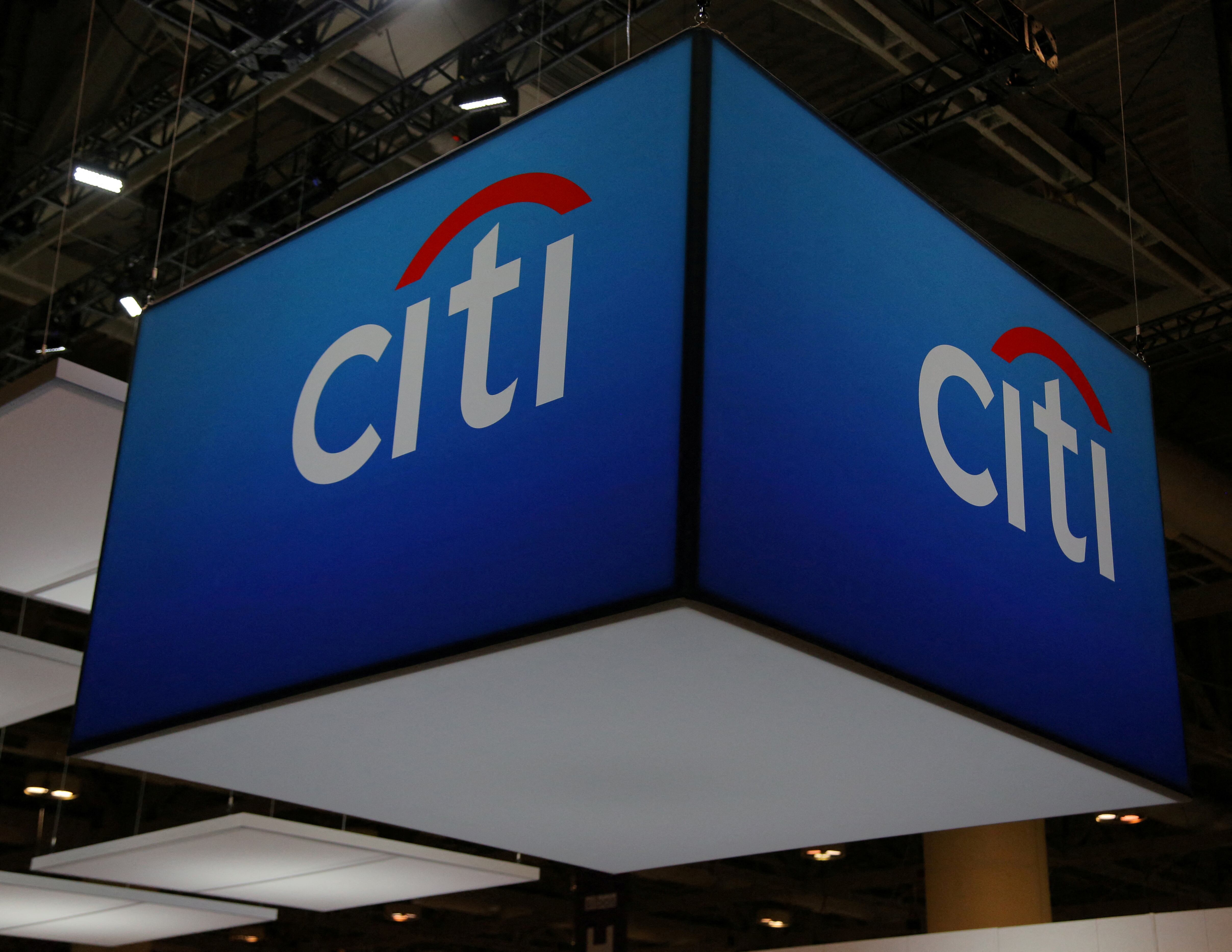 Citi proyectó que el riesgo país debe caer a 550 puntos básicos para que el país vuelva al mercado de deuda en dólares (reuters)