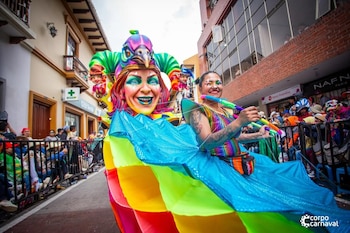 Comparsas llenaron de color y