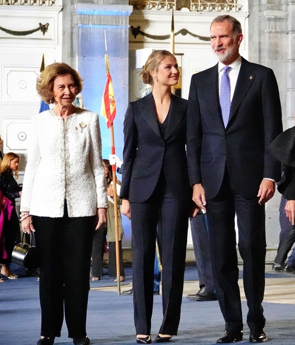 La reina Sofía, la princesa Leonor, el rey Felipe VI, la reina Letizia y la infanta Sofía, a su salida de la ceremonia de entrega de los