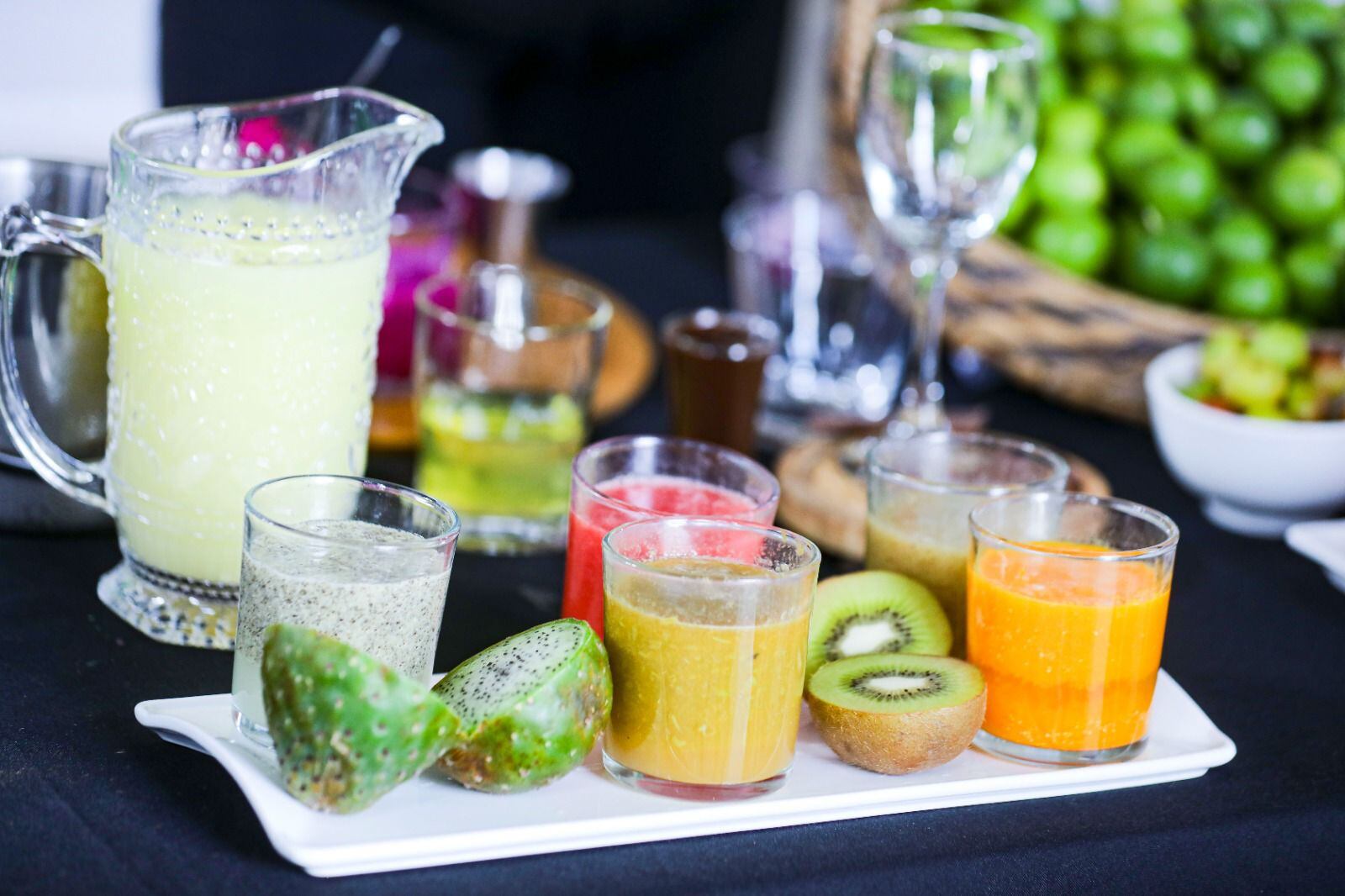 Durante la celebración, los asistentes degustaron piscos sours preparados con uvas Shine Muscat, camu camu, cacao y otros ingredientes frescos, impulsando la creatividad culinaria local. - GMML