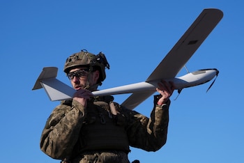 Un militar ucraniano de la unidad de reconocimiento aéreo de la 45.ª Brigada de Artillería Independiente lanza un vehículo aéreo no tripulado de reconocimiento Mara cerca de la ciudad de Lyman, en medio del ataque ruso contra Ucrania, en la región de Donetsk, Ucrania, el 29 de enero de 2024
REUTERS/Inna Varenytsia