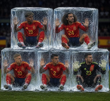 Cinco jugadores de fútbol con uniformes de la selección española se encuentran dentro de cubos de hielo apilados sobre césped en un estadio