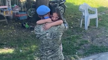 El emotivo reencuentro de un militar con su hija tras volver del Congo