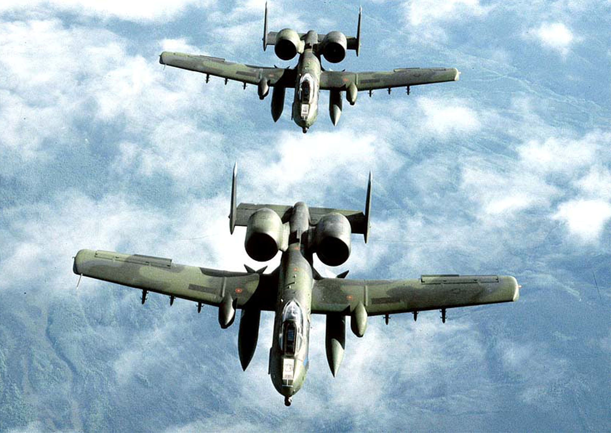 Dos aviones A-10A Thunderbolt II de la Fuerza Aérea de EEUU, también conocidos como Warthog, utilizados para la destrucción de tanqu. REUTERS/Fuerza Aérea de EEUU