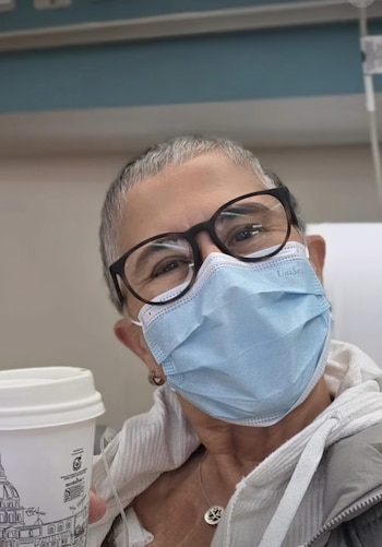 El tratamiento consiste en una