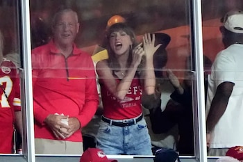 Taylor Swift mostró su anillo de bodas luego de que Travis Kelce hiciera una anotación. (AP)